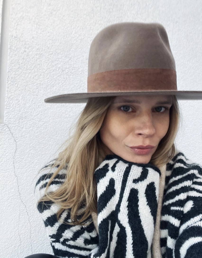 JANESSA LEONE ダークグレー フェルトハット Alara Hat | Best-Selling Wool Staple by Janessa Leoné